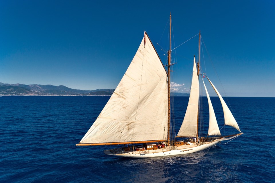 Classic schooner Invader (1905) under full sail