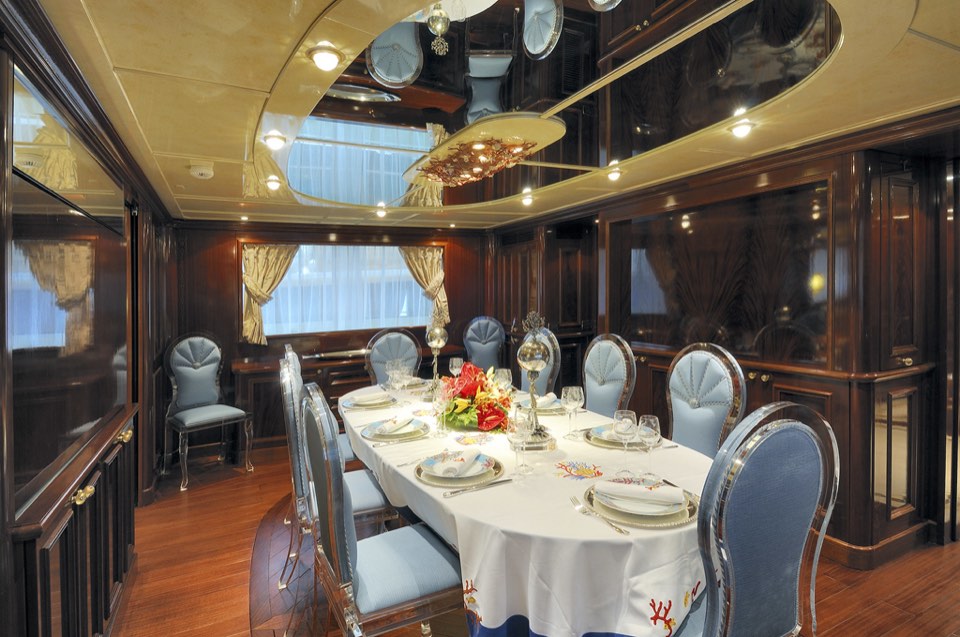 Blue Eyes: dining room