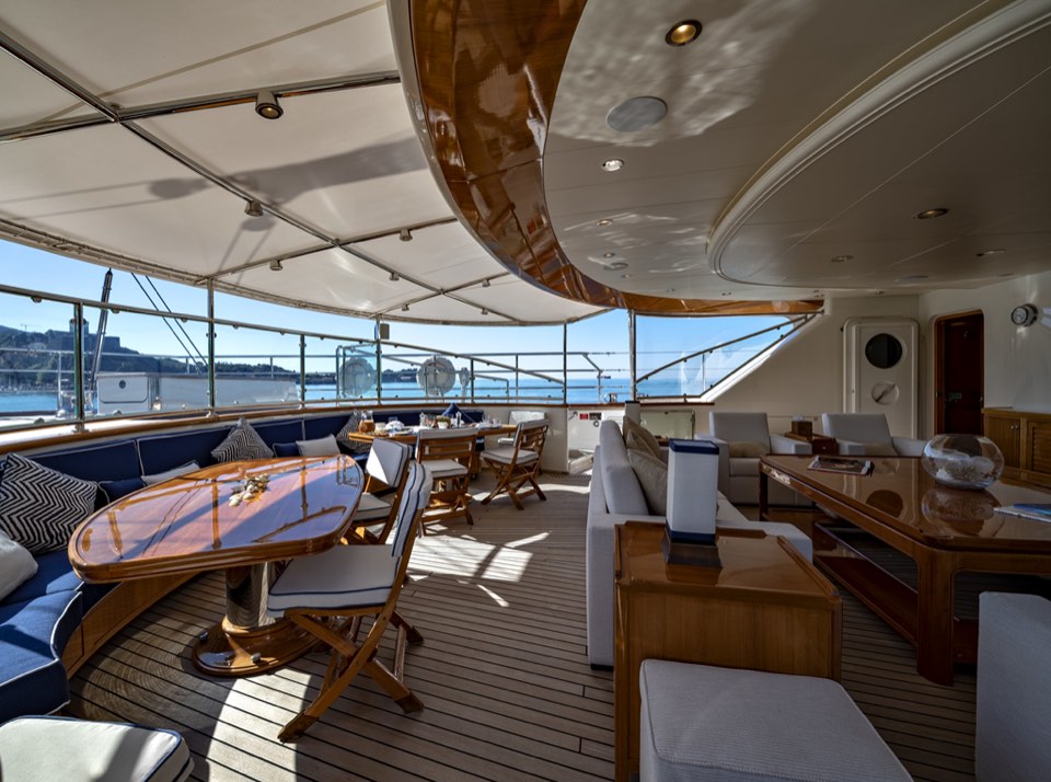 Jasali II: main saloon